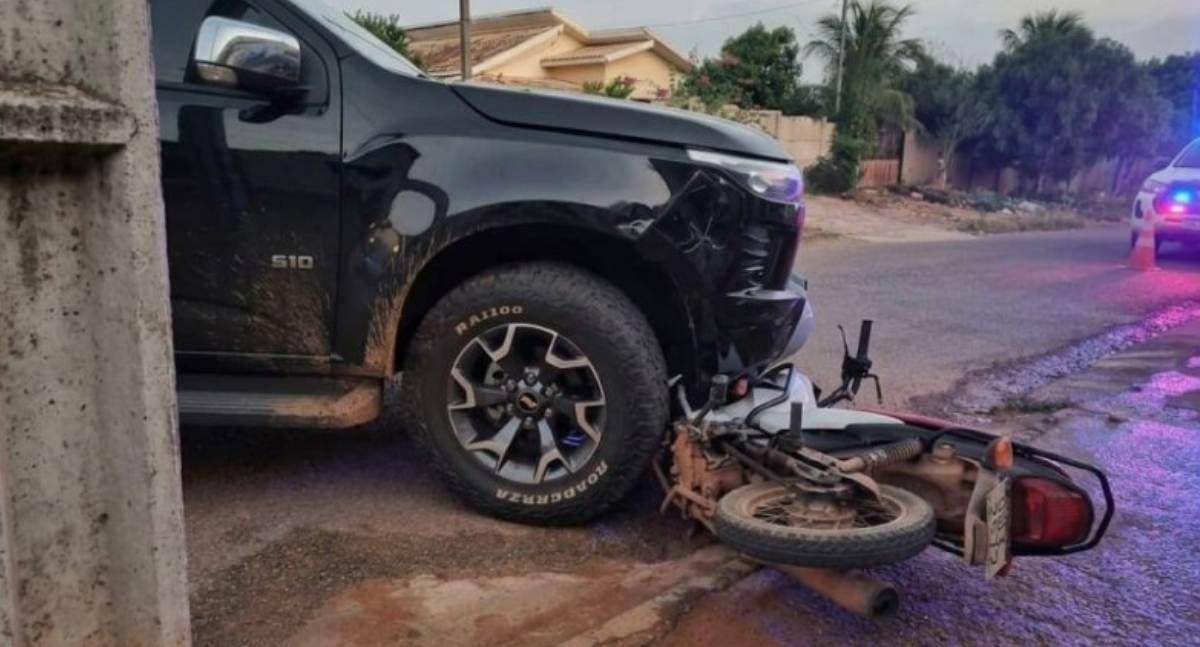 Adolescente sofre acidente de moto ao ultrapassar veículo pela direita e bater em caminhonete em RO