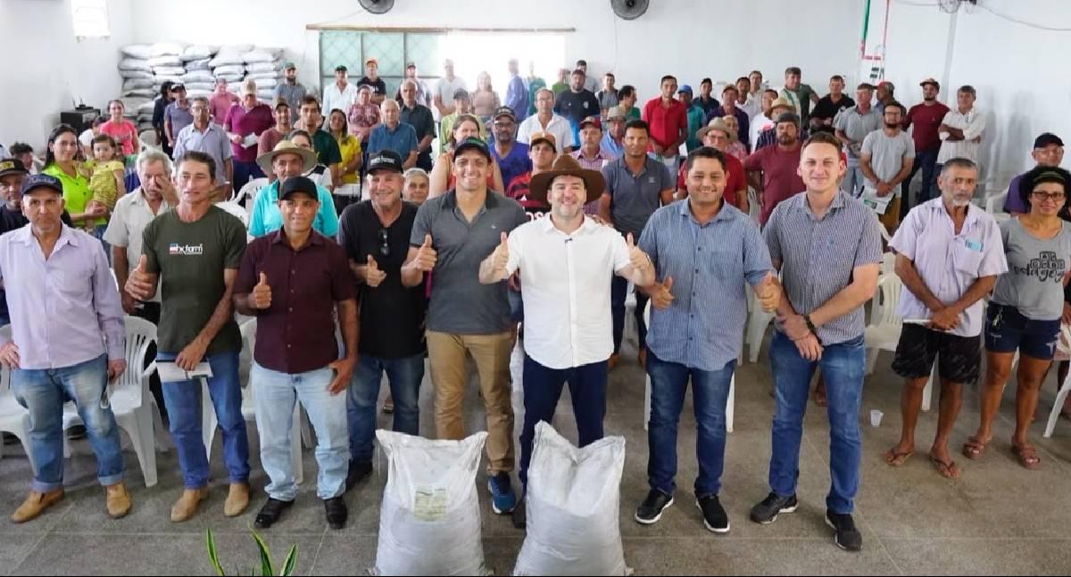 Alex Redano entrega kits para produtores rurais em RO