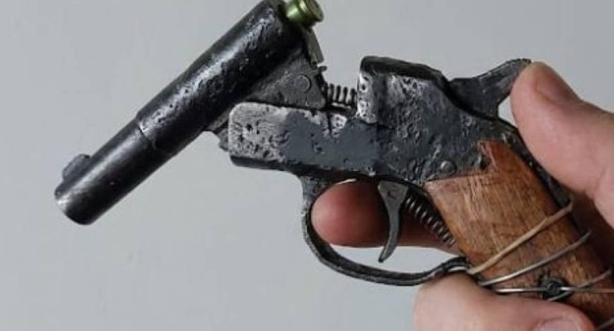 Jovem tem moto roubada por criminoso simulando arma de fogo em RO