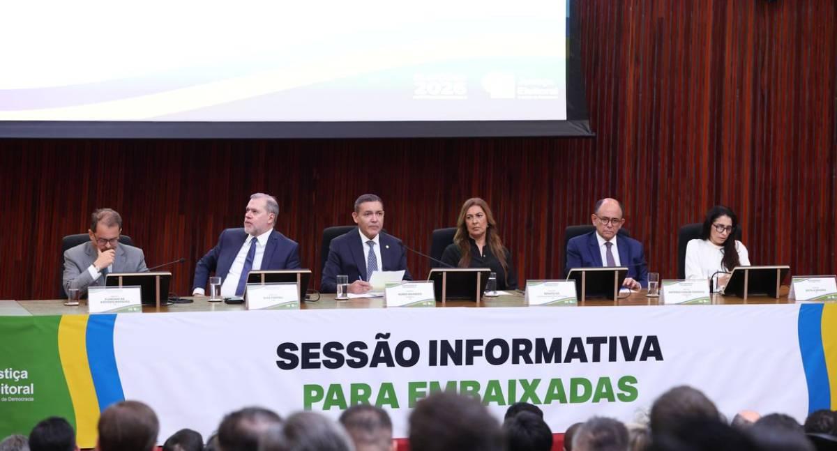 Presidente do TSE defende segurança da urna eletrônica e destaca regras contra uso de IA nas eleições