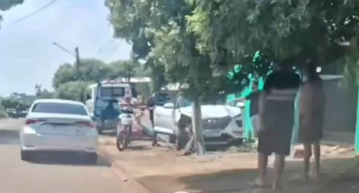 Carro em alta velocidade perde o controle e atinge poste de energia no decorrer de a tarde em via pública