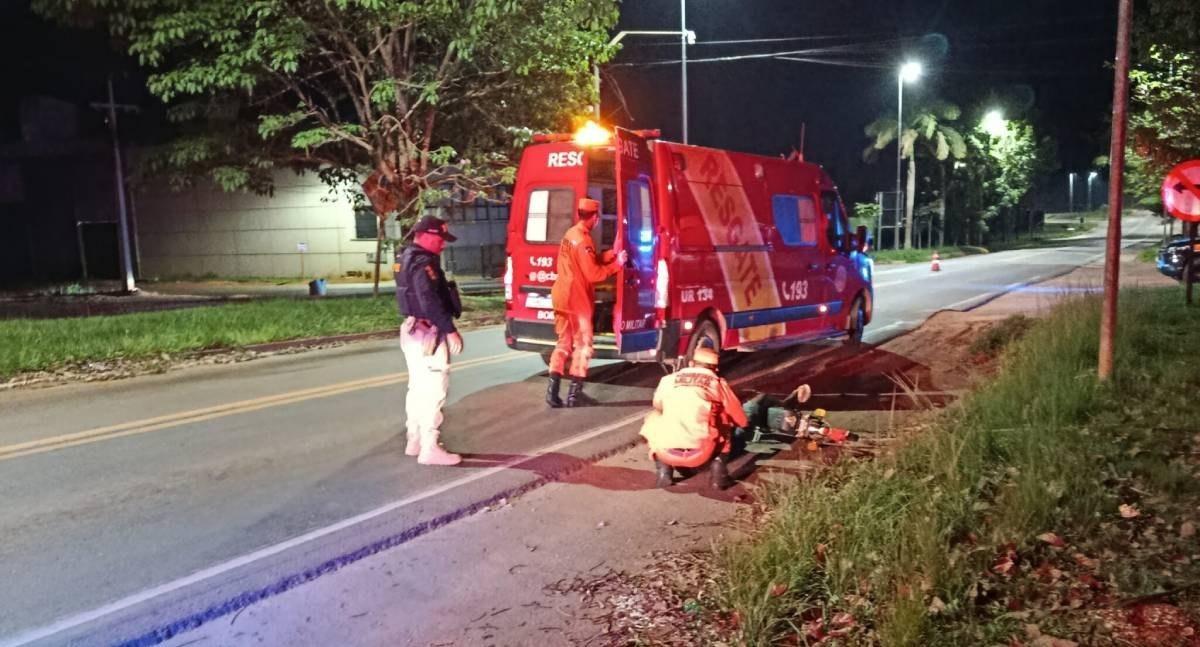Ciclista sofre queda de bicicleta elétrica na BR-364 e é socorrido pelo Corpo de Bombeiros