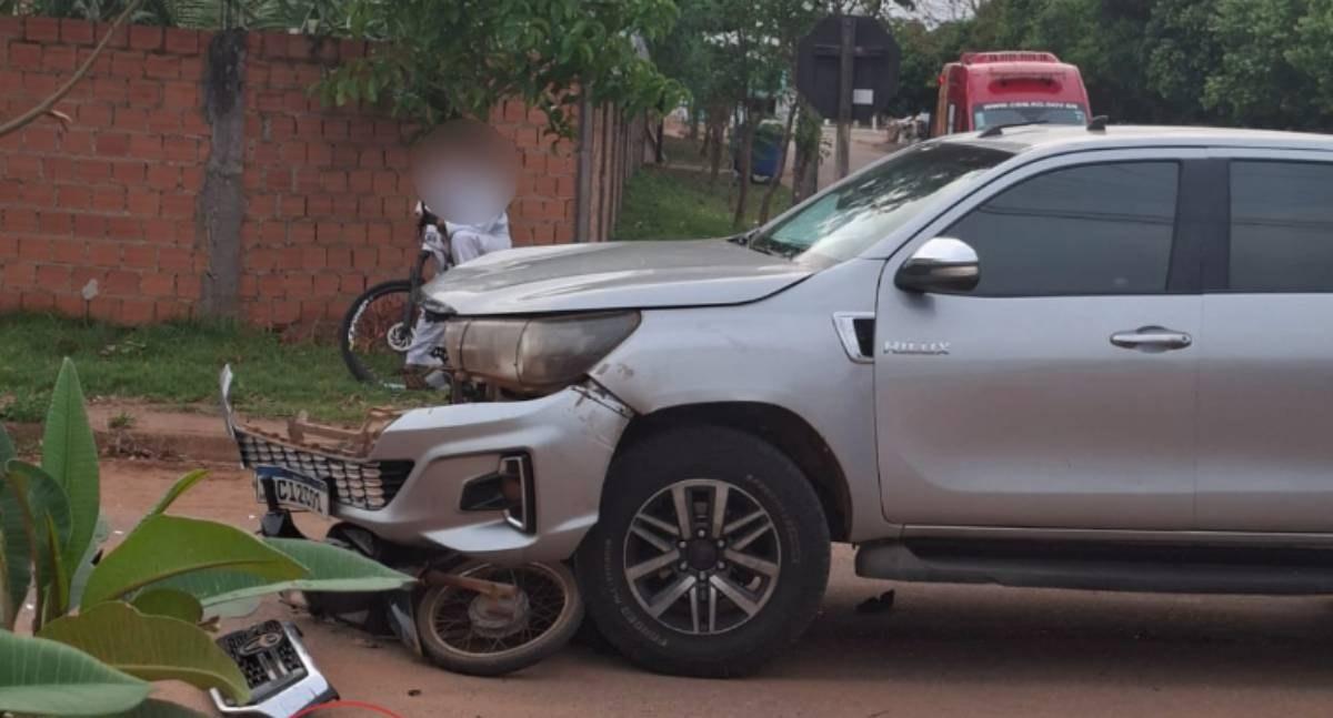 Colisão entre motoneta e picape deixa mãe e filho com fraturas expostas em cruzamento de RO