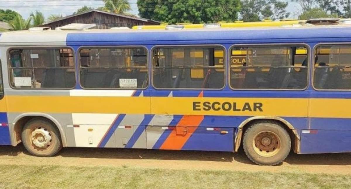 Ônibus escolar e caminhonete colidem sem registro de feridos em RO