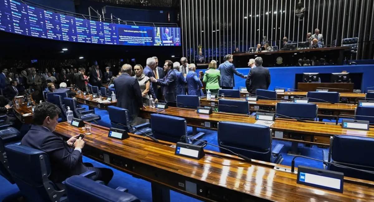 Senador Omar Aziz afirma que PEC que acaba com escala 6x1 e reduz jornada para 40 horas semanais será votada na CCJ