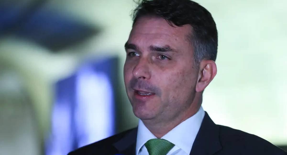 STF determina inquérito para investigar Flávio Bolsonaro por financiamento de filme com recursos do Banco Master