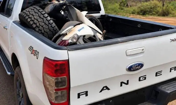Homem é preso pela Polícia Militar transportando motocicleta furtada na carroceria de caminhonete na BR-429