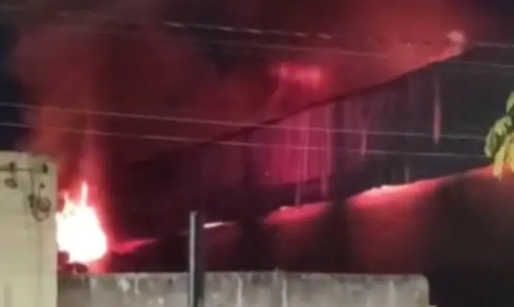 Incêndio de grandes proporções destrói galpão comercial e veículos na Avenida Guaporé em Porto Velho