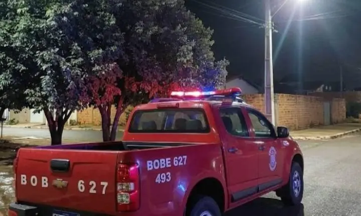 Incêndio destrói residência no decorrer de a madrugada em São Miguel do Guaporé