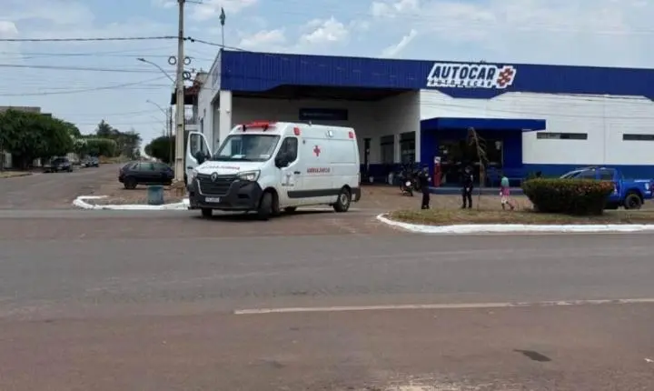 Motociclista colide na traseira de ambulância municipal em trecho urbano de Alvorada d'Oeste