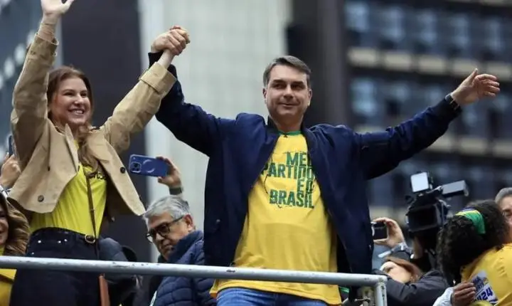 Plano de governo de Flávio Bolsonaro propõe enxugamento do Estado e redução da idade penal
