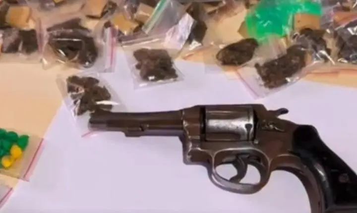Polícia Civil prende mulher e apreende arma e drogas em São Francisco do Guaporé